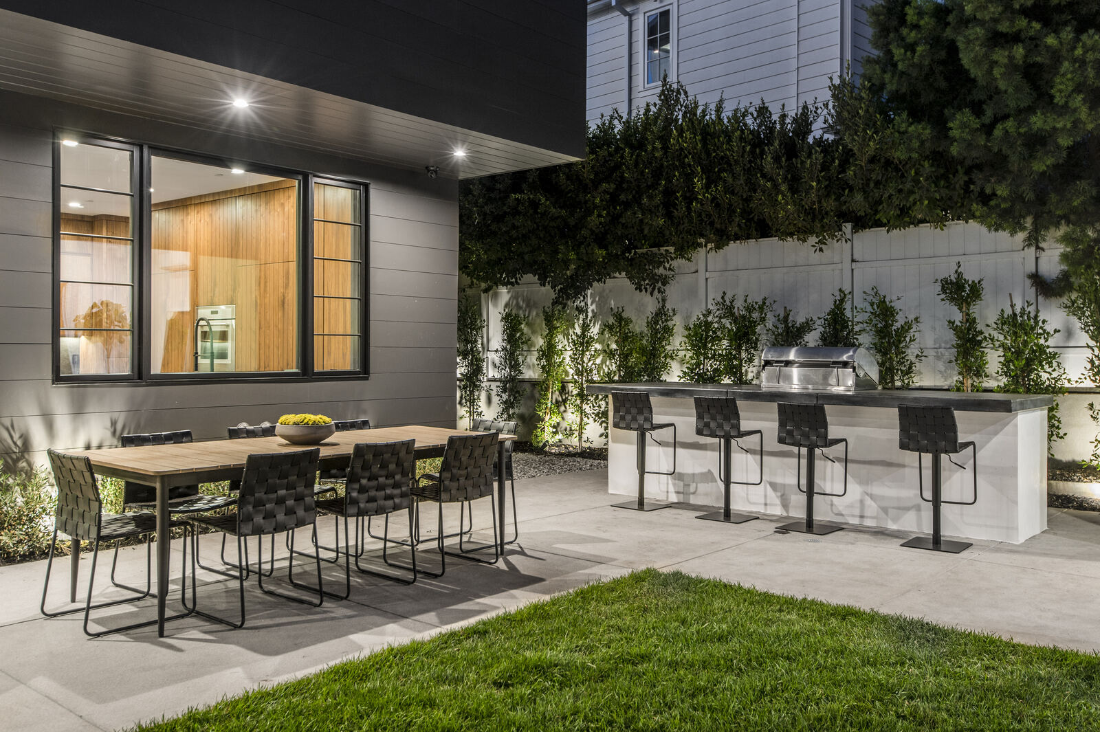 Los Angeles outdoor kitchen and dining patio with bar seating