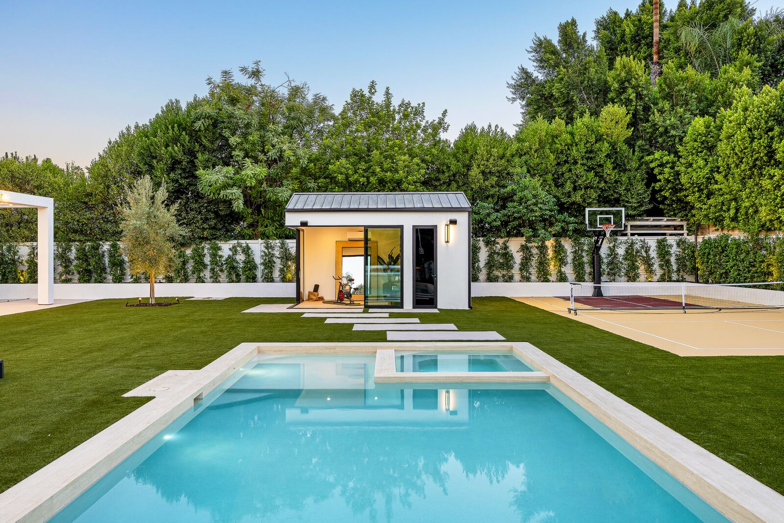 Poolside guesthouse with lawn and sports court in Los Angeles